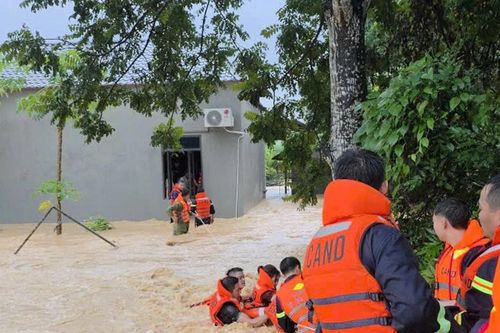 Công an Bắc Ninh cứu một gia đình 5 người thoát khỏi lũ dữ