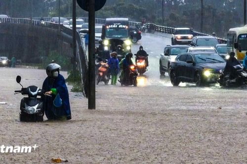 Người dân Hà Nội loay hoay tránh những con đường ngập nước
