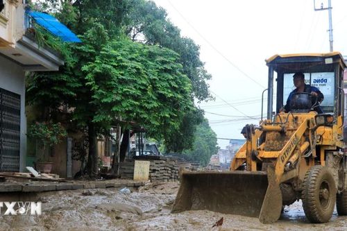 Lào Cai: Nước rút, một số tuyến đường vẫn ngổn ngang bùn đất