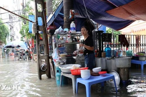Hà Nội: Người dân mưu sinh giữa cảnh ngập lụt do hoàn lưu bão số 11