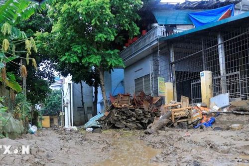 Lào Cai: Sau một tuần ngập lụt, phường Yên Bái vẫn ngổn ngang bùn đất