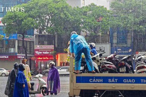 Cảnh sát giao thông Hà Nội hỗ trợ người dân di chuyển trong mưa ngập