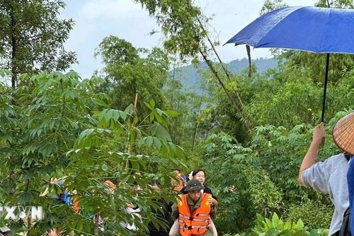 Thái Nguyên cứu hộ khẩn cấp 270 học sinh bị mắc kẹt trong trường do mưa lũ
