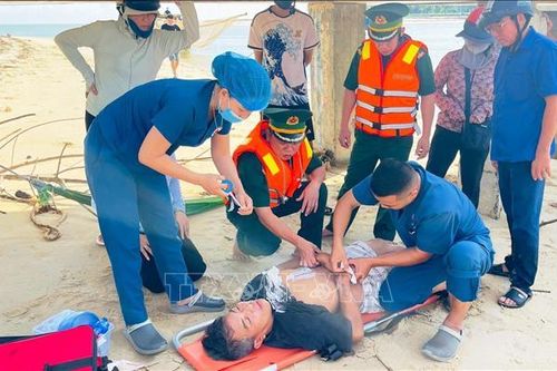 Khẩn trương đưa ngư dân bị bệnh nặng trên biển vào bờ cấp cứu