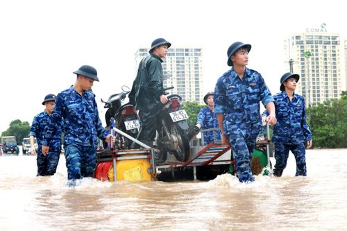 Cảnh sát biển hỗ trợ người dân di chuyển qua vùng ngập sâu cầu Ngà