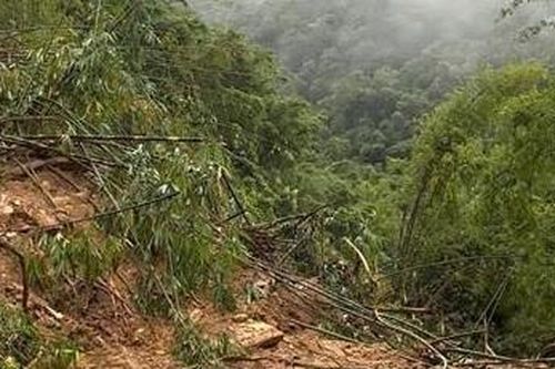Khẩn trương tìm kiếm, hỗ trợ mai táng hai người bị vùi lấp do sạt lở đất ở Thanh Hóa