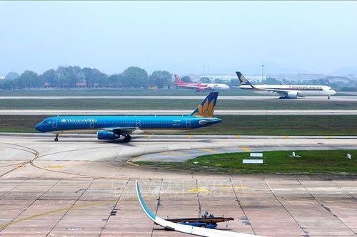 Gần 20 chuyến bay chờ, chuyến hướng hạ cánh do mưa dông kéo dài tại Hà Nội
