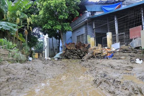 Sau một tuần ngập lụt, một số tuyến đường ở Lào Cai vẫn ngổn ngang bùn đất