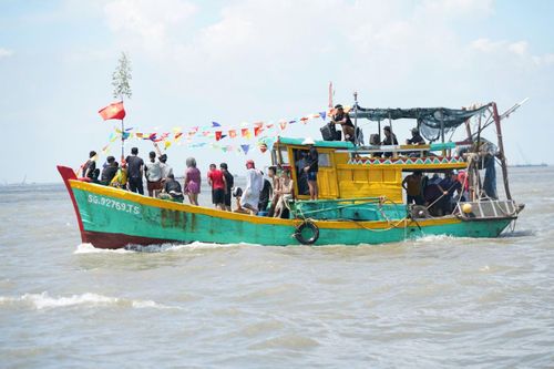 Biển Cần Giờ sôi động với đoàn thuyền ngư dân rước Nghinh Ông ra khơi