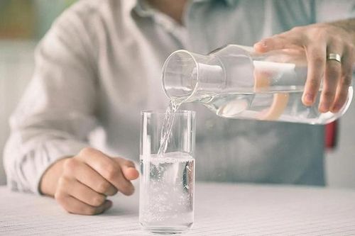 Người đàn ông uống hơn 10 lít nước mỗi ngày nhưng vẫn không thấy đủ