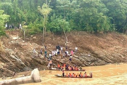 Cầu bị cuốn trôi, thầy trò Nghệ An vượt sông chảy xiết đến trường