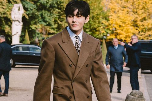 V (BTS) gây lo lắng