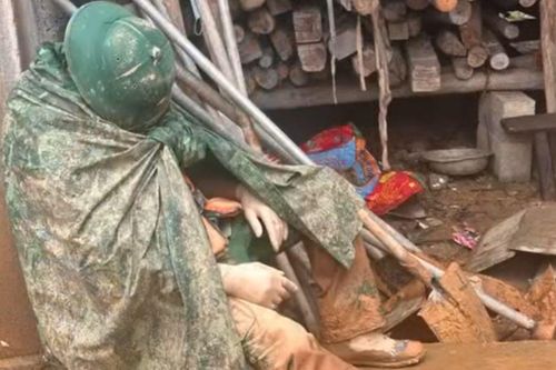 Khoảnh khắc lay động triệu trái tim của người chiến sĩ trong bộ đồ lấm lem sau hàng giờ cứu hộ
