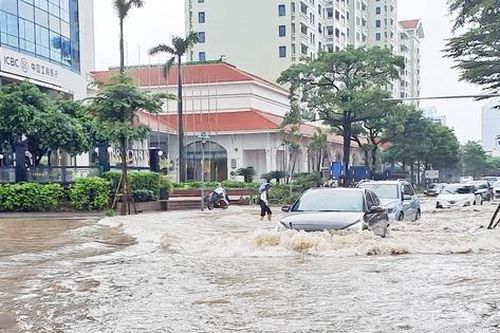Sau mưa lớn, nhiều tuyến phố ở Hà Nội lại chìm trong nước