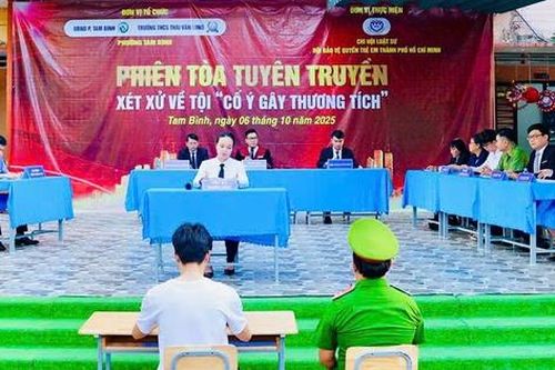 TPHCM: 2.600 học sinh theo dõi tái hiện phiên tòa phòng chống bạo lực học đường