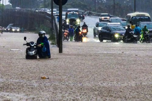 Hà Nội: Mưa lớn từ đêm, người dân lại tiếp tục vật lộn trên các tuyến phố ngập sâu giờ cao điểm