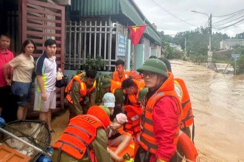 Lực lượng chức năng Cao Bằng căng mình cứu hộ giữa tâm lũ lịch sử
