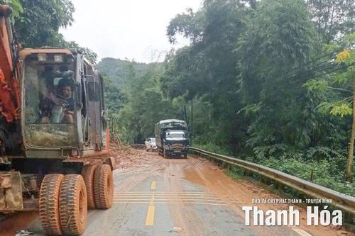 Xử lý điểm sạt lở, đã thông tuyến Quốc lộ 217 đoạn qua xã Trung Hạ