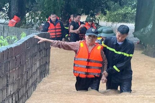 Bắc Ninh: Khoảnh khắc nghẹt thở cứu 5 người trong gia đình bị mắc kẹt do lũ