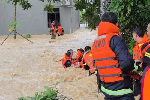 Clip: Lực lượng công an giải cứu 5 người dân ở xã Đồng Kỳ bị cô lập do mưa lũ