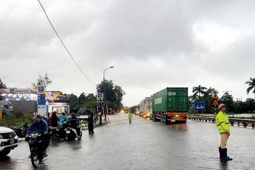 Phòng Cảnh sát giao thông cảnh báo các điểm ngập úng, sạt lở đất