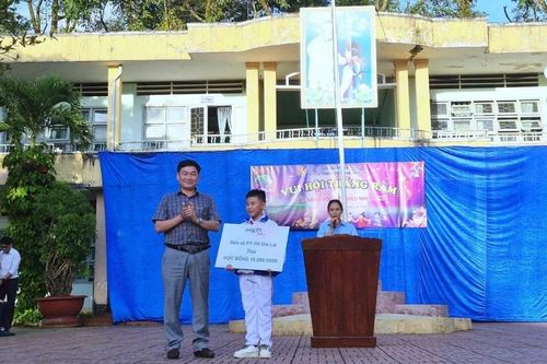 Chương trình 'Cùng em đến trường' trao học bổng cho em Hồ Vĩnh Đan