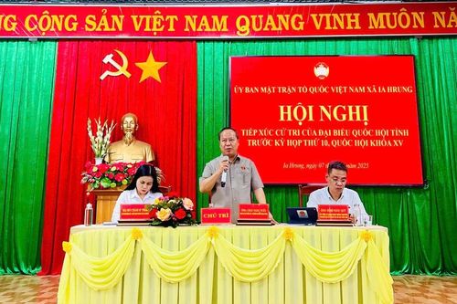 Trưởng đoàn ĐBQH tỉnh Gia Lai Châu Ngọc Tuấn tiếp xúc cử tri tại xã Ia Hrung