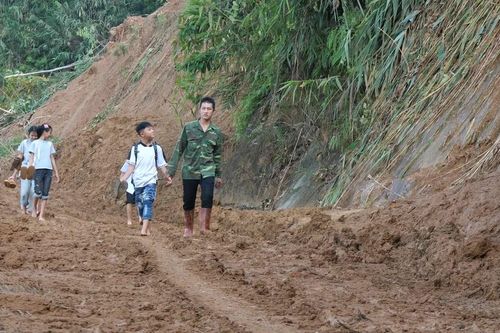 Vượt núi đưa học sinh xuống trường học chữ