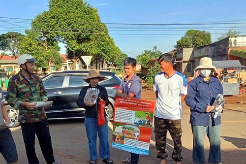 Người dân hưởng ứng phong trào vệ sinh yêu nước