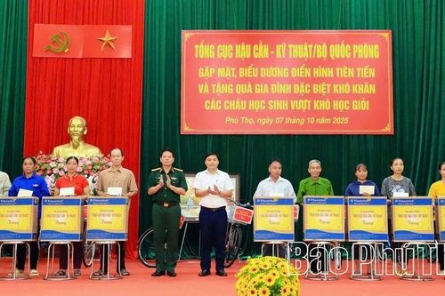 Tổng cục Hậu cần- kỹ thuật tặng 25 suất quà cho các điển hình tiên tiến và gia đình khó khăn xã Nhân Nghĩa