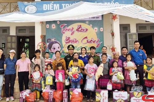 BĐBP tỉnh Sơn La mang Trung thu đến với trẻ em vùng biên giới