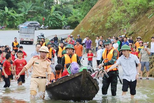 Thắm tình quân dân trong lũ