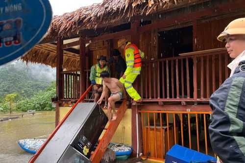 Lực lượng Công an hỗ trợ người dân di chuyển đến nơi an toàn