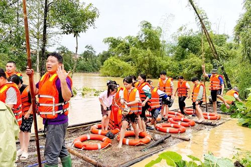Các lực lượng chức năng khẩn trương ứng cứu, hỗ trợ nhân dân khắc phục hậu quả mưa lũ