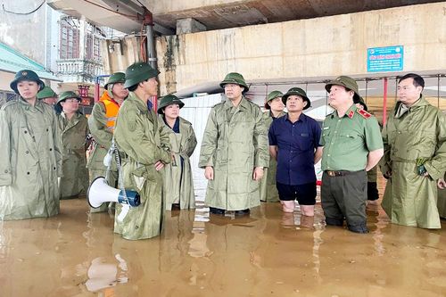 Đồng chí Bí thư Tỉnh ủy kiểm tra, chỉ đạo công tác ứng phó với mưa lũ