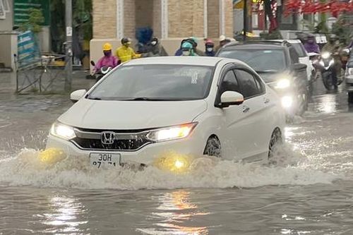 Hà Nội xuất hiện nhiều điểm ngập sau cơn mưa xuyên đêm đến sáng