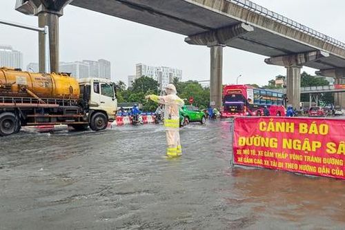 Nhiều tuyến đường ở Hà Nội ngập sâu khiến hàng loạt ô tô chết máy, CSGT cảnh báo gì?