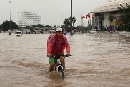 Mưa trắng trời, người dân Hà Nội chật vật lo chống ngập
