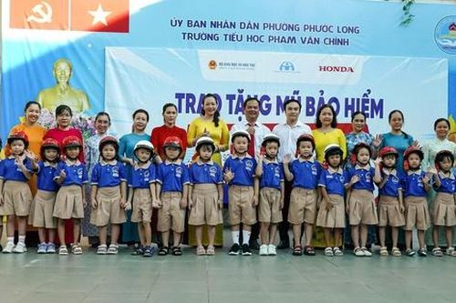 Hàng trăm học sinh trường tiểu học Phạm Văn Chính (TP.HCM) được tặng mũ bảo hiểm