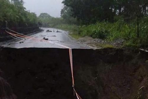 Thái Nguyên: Một hố sụt lún sâu khoảng 10m cắt đôi QL3B, giao thông tê liệt