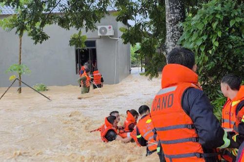 Công an Bắc Ninh đu dây, vượt lũ giải cứu gia đình 5 người lúc rạng sáng