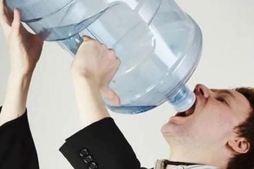 Phát hiện suy tuyến yên vì nhu cầu bất thường uống 10 lít nước/ngày