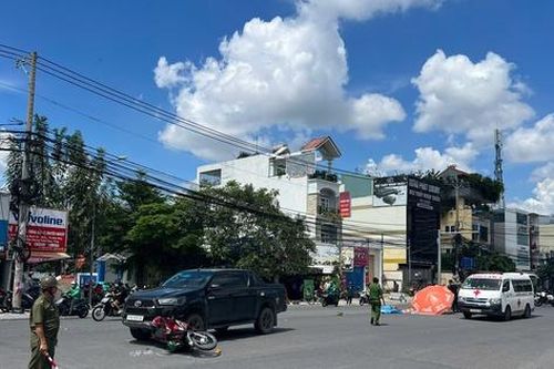 TP.HCM: Xe bán tải va chạm xe máy, nam shipper tử vong