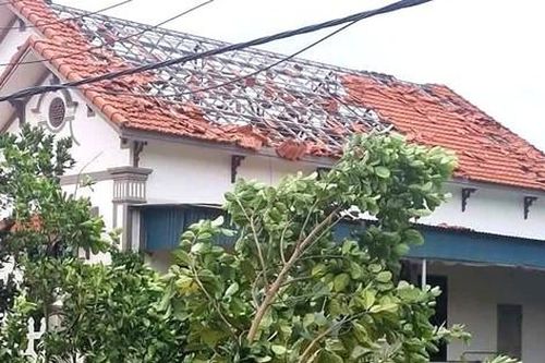 Lốc xoáy gây thiệt hại nhiều nhà dân, trường học tại Hải Phòng