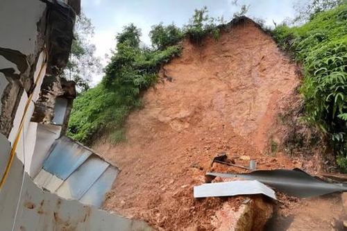 Thái Nguyên: Sạt lở đất ập vào phòng trọ, nam sinh 21 tuổi tử vong