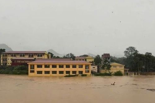 Thái Nguyên: Khẩn cấp giải cứu 270 giáo viên, học sinh mắc kẹt trong biển nước Na Rì