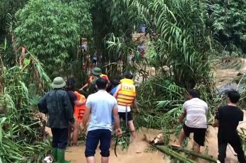 Tuyên Quang: Kịp thời giải cứu ba người mắc kẹt giữa dòng nước lũ