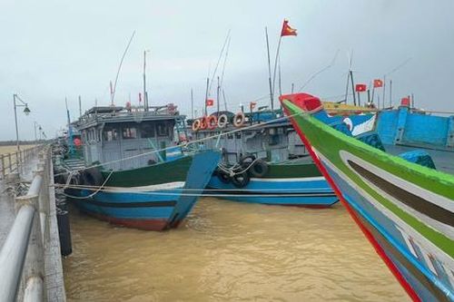Huế: Tàu vận tải va tàu cá, một ngư dân mất tích trên biển