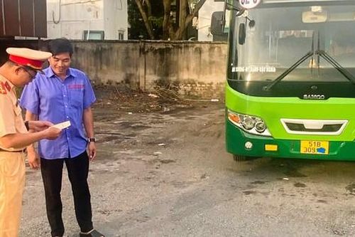 Tài xế xe buýt chạy lên vỉa hè để né kẹt xe bị phạt 6 - 8 triệu đồng