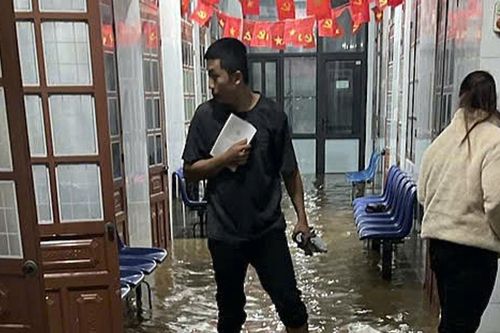 Sơn La: Nước tràn vào bệnh viện, hơn 200 bệnh nhân và người nhà phải di dời